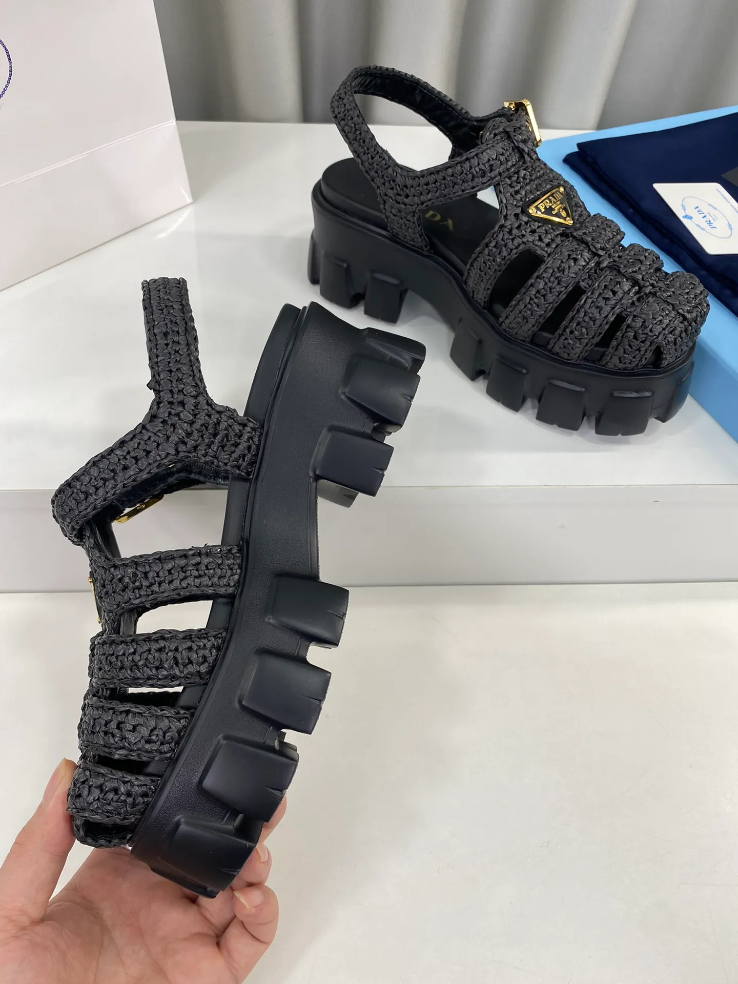 👟👟Ex-factory price 600👟👟 Prada’s latest bamboo cage weaving thick-soled triangle buckle sandals☑️ Latest environmentally friendly PP material, fully handmade crochet, just like knitting sweaters, slow work and meticulous work, retro fashionable thick-soled shoes, with woven uppers, making the whole pair of shoes light and comfortable, bright colors, satisfying a variety of choices for fashionable people with different styles! The iconic metal triangle logo is paired with the shape of ancient beach sandals. Every design element is fashionable! Size: Women's 35-39 (34, 40, custom-made, non-returnable) Full set of counter original packaging